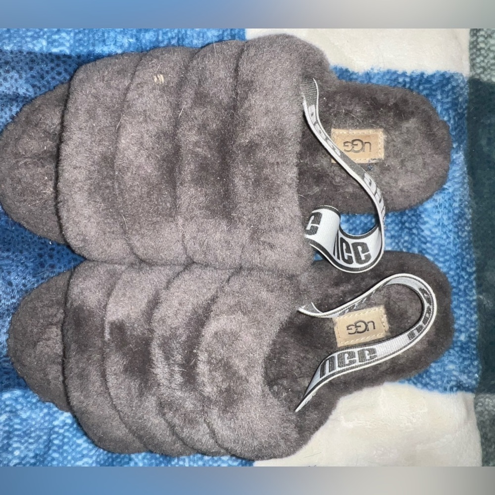 Size 10 Women’s Fuzzy Slip On Ugg Slippers